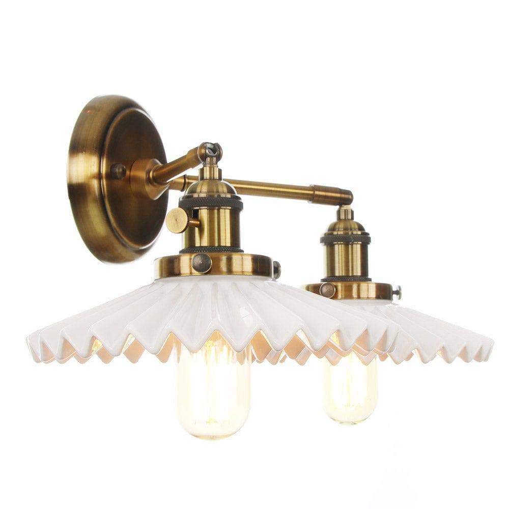 "Antikk keramisk vegglampe med dobbelt hodelampe, elegant design, gullfinish, passer klassisk og moderne interiør."