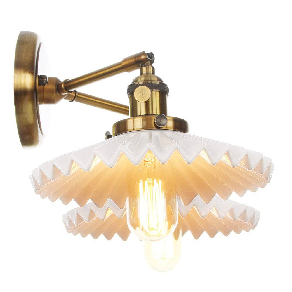"Antikk keramisk vegglampe med dobbelt hodelampe, elegant design, gullfinish, passer klassisk og moderne interiør."