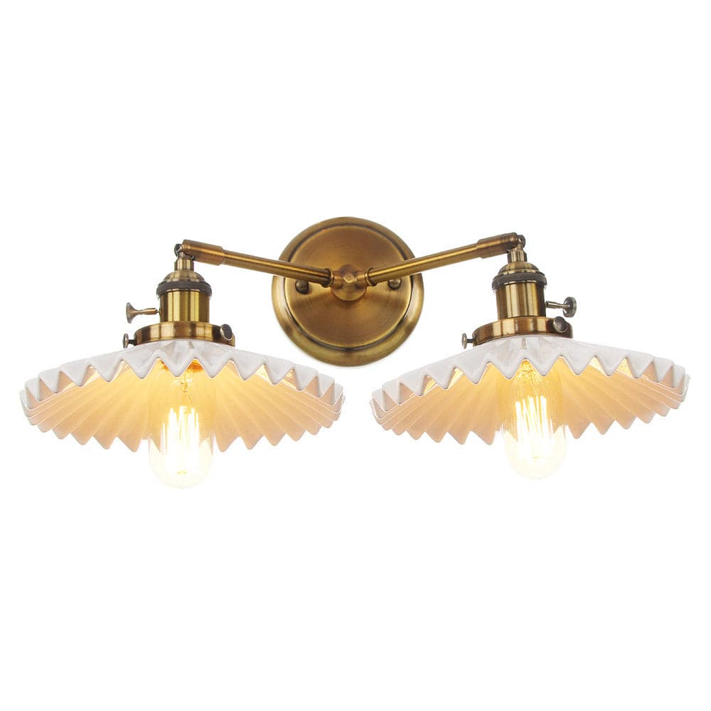 "Antikk keramisk vegglampe med dobbelt hodelampe, elegant design, gullfinish, passer klassisk og moderne interiør."