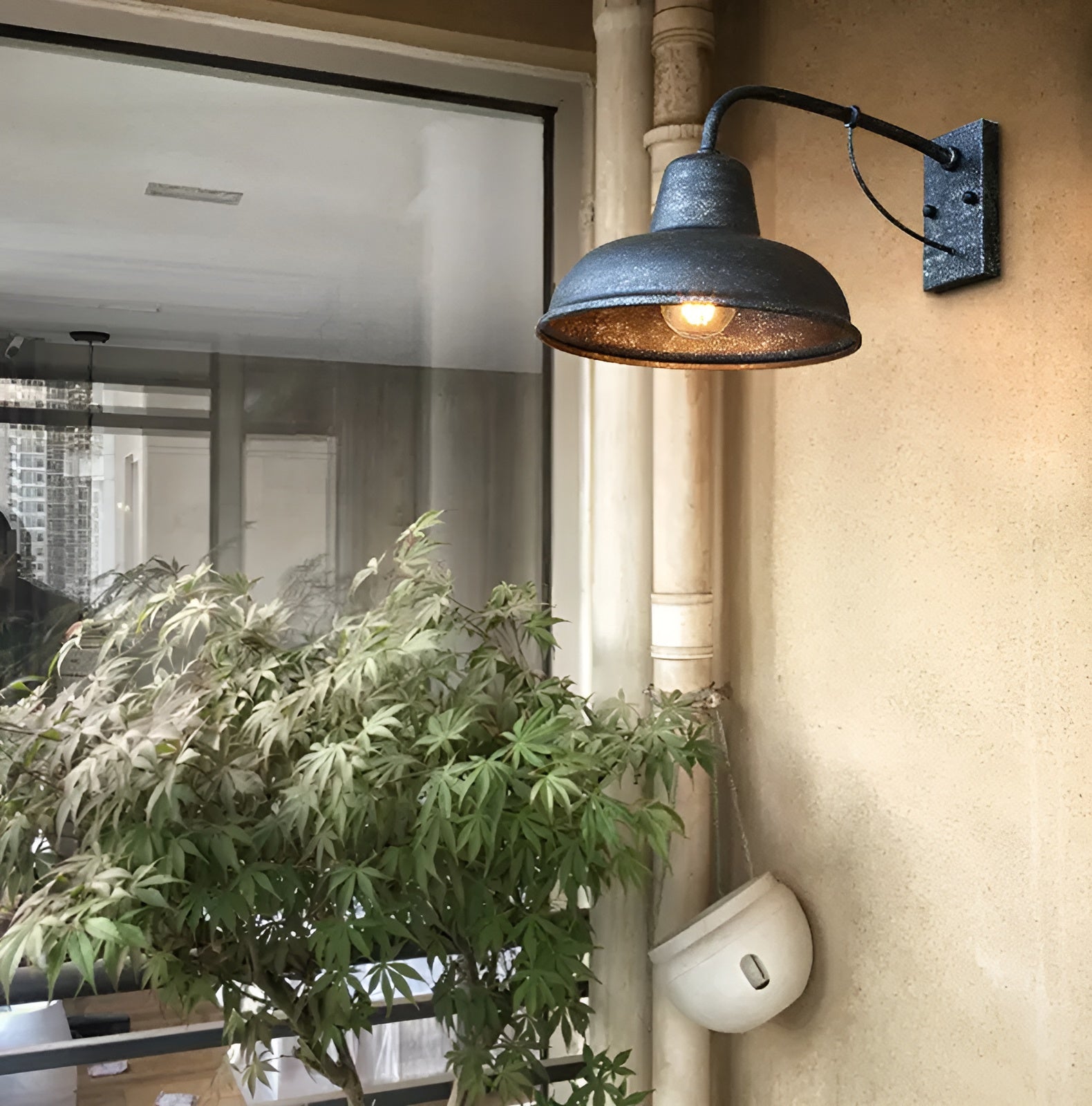 Elegant svart antikk vegglampe, vintage design for innendørs og utendørs belysning.