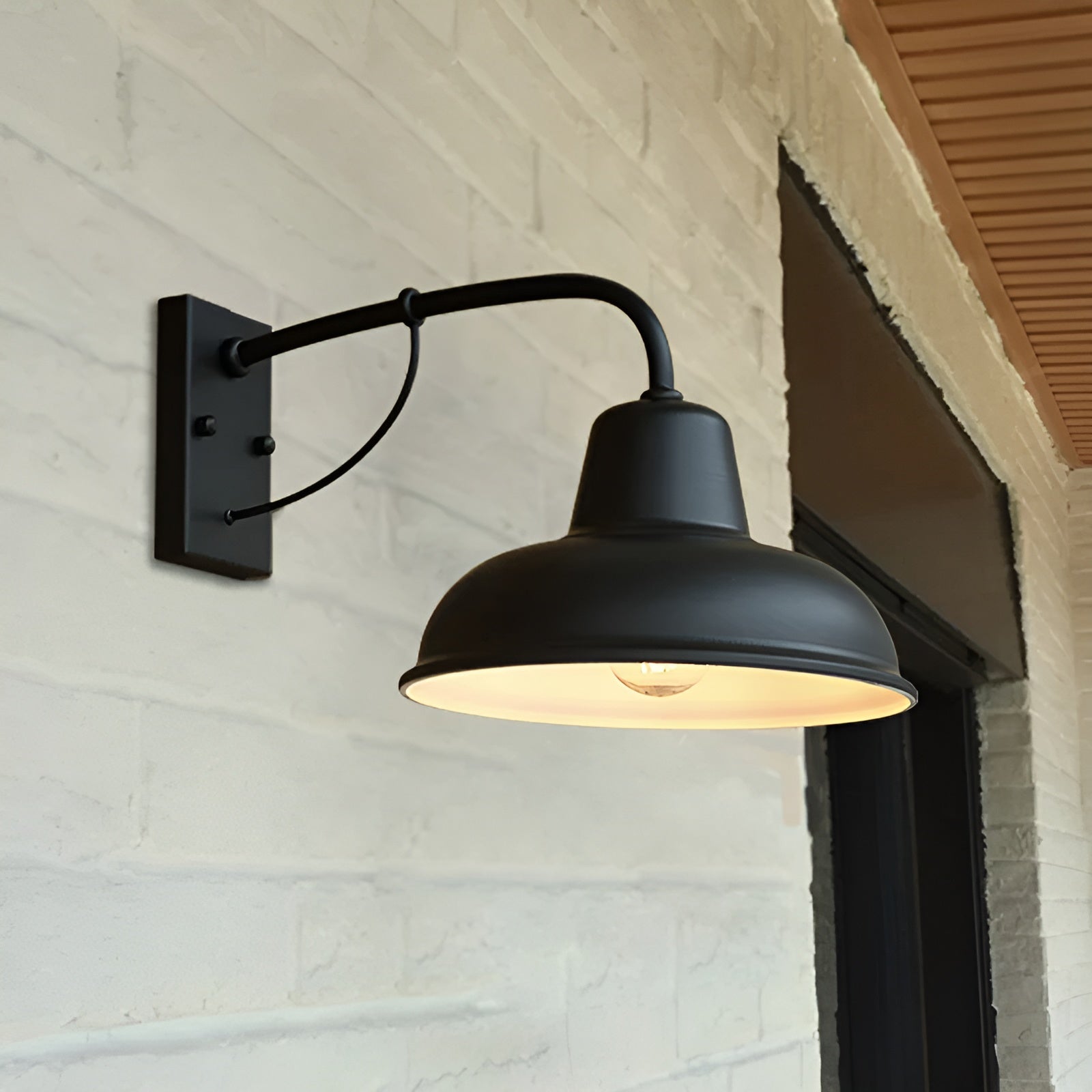Industriell vegglampe i antikk stil, svart metall. Vintage belysning for hage eller gang.
