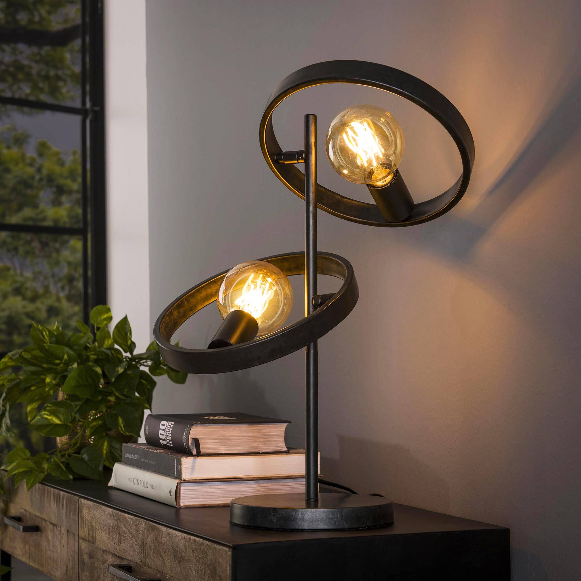 Antrasittfarget bordlampe i vintage stil, laget av metall, med justerbar belysning for stue eller kontor.