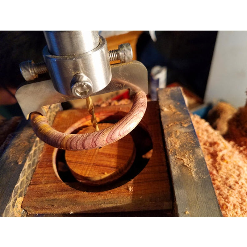 Detaljert armringbor i tre for nøyaktig smykkelaging. Ideelt for personlige trearmbånd prosjekter.