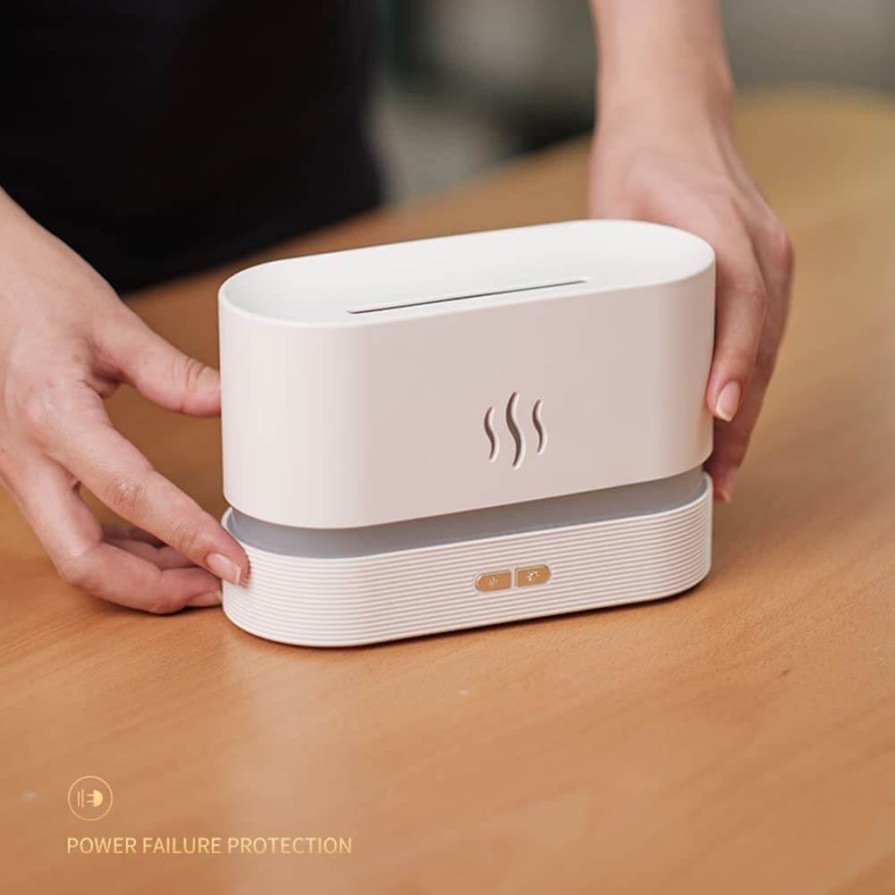 Funksjonell diffuser med flammeeffekt som beriker rommet med duft og en visuell opplevelse.
