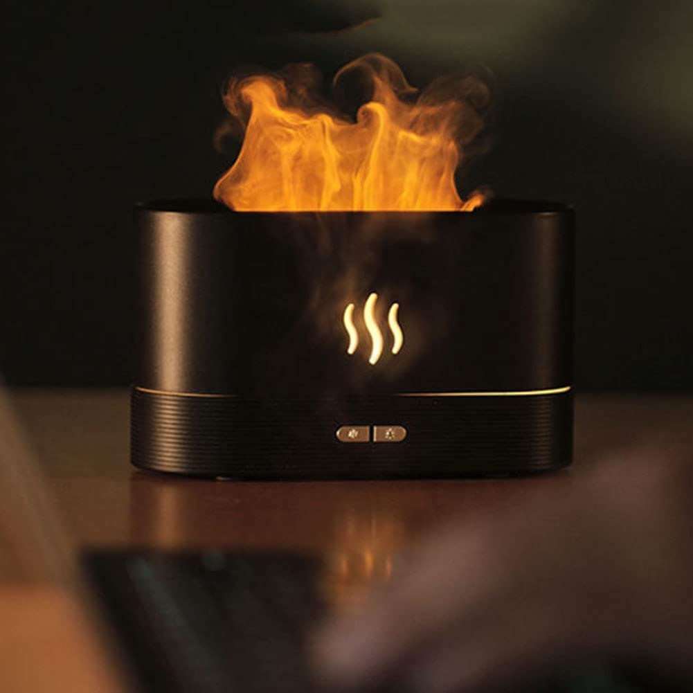 Nærbilde av Aroma Flamme Diffuser som viser den vakre og naturtro flammeeffekten under bruk.