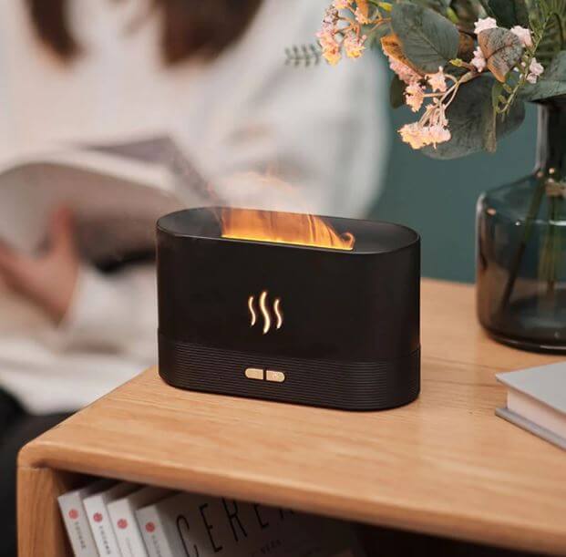 Elegant USB-drevet aromaterapi diffuser med flammeeffekt, som også fungerer som luftfukter for et bedre inneklima.