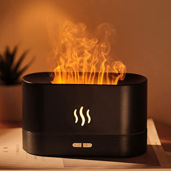 Nærbilde av en aromaterapi diffuser som viser den beroligende flammeeffekten, ideell for avslapning og dekor.