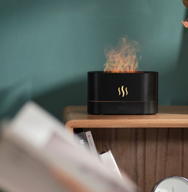 Moderne hjemmedekor: en stilren aromaterapi diffuser med flammeeffekt som sprer herlig duft og fuktighet.
