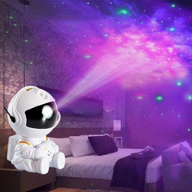 "Astronautformet stjerneprojektor med justerbart hode, projiserer stjernehimmel for beroligende romtemaopplevelse."