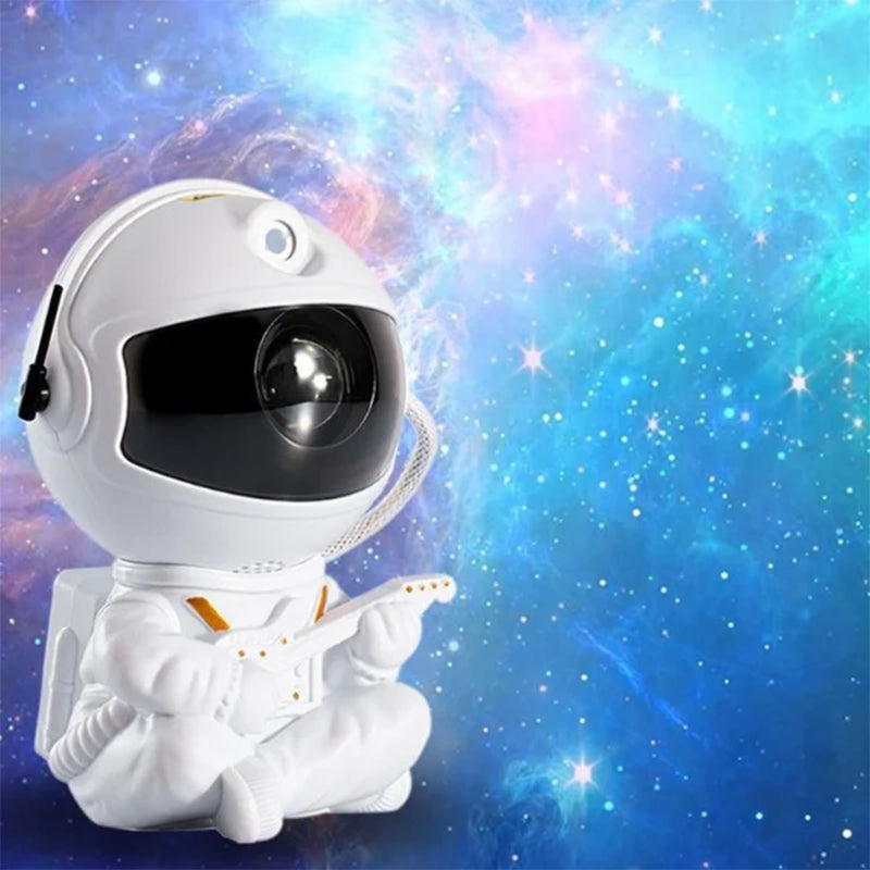 "Astronautformet stjerneprojektor med justerbart hode, projiserer stjernehimmel for beroligende romtemaopplevelse."