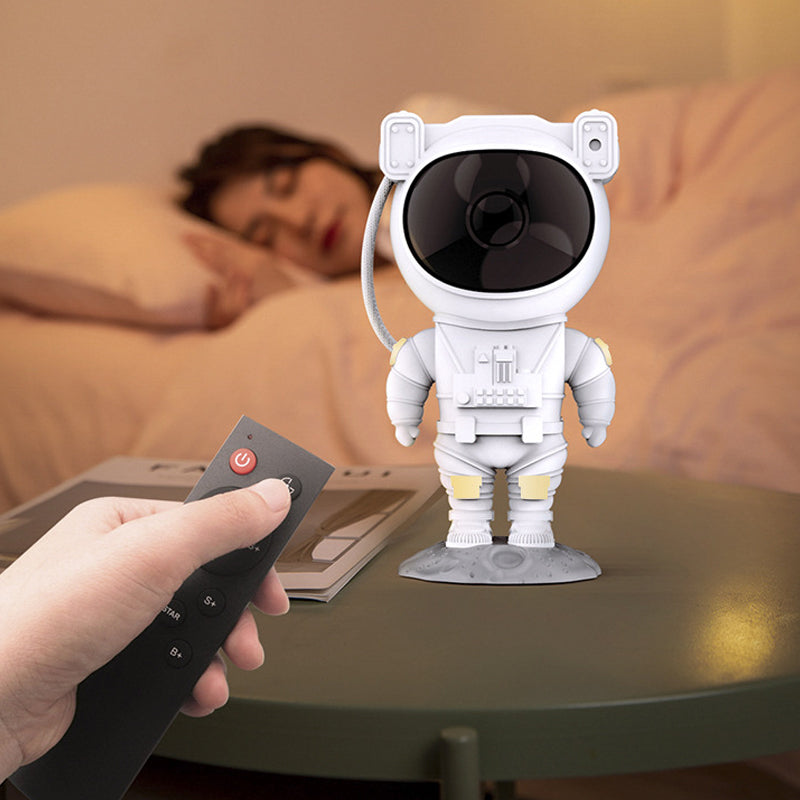 "Astronautformet stjerneprojektor med justerbart hode, projiserer stjernehimmel for beroligende romtemaopplevelse."