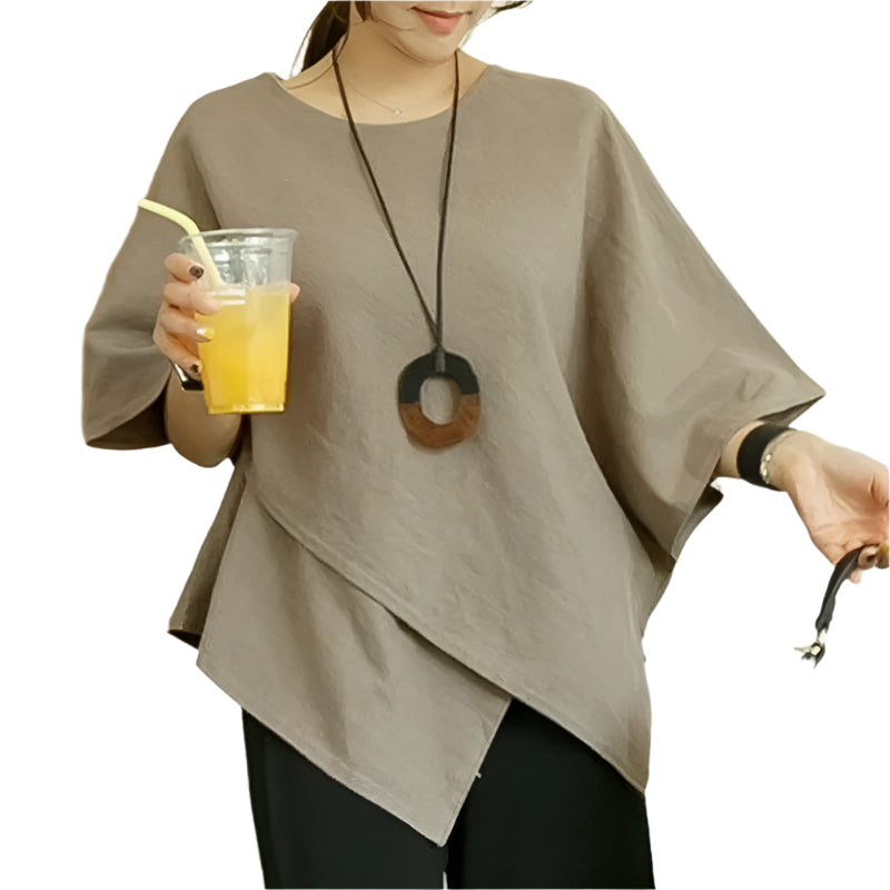Khaki asymmetrisk damebluse, halvermet. Ensfarget, elegant og komfortabel for moderne kvinner.