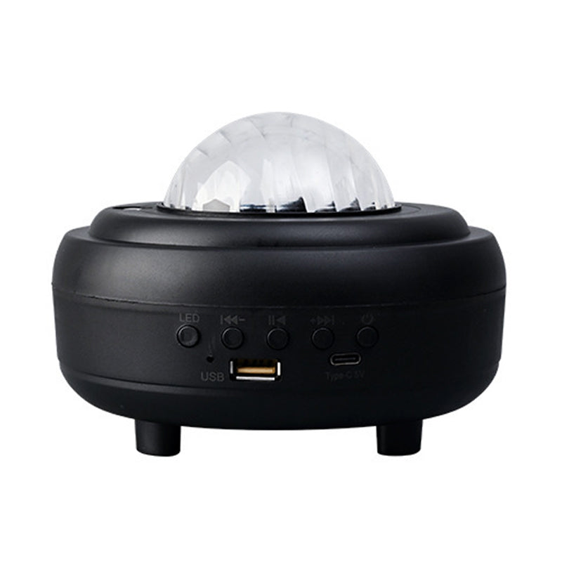 "Auroraprojektor med galakselys i rommet, elegant svart-hvitt design, Bluetooth-høyttaler for dynamisk lysopplevelse."