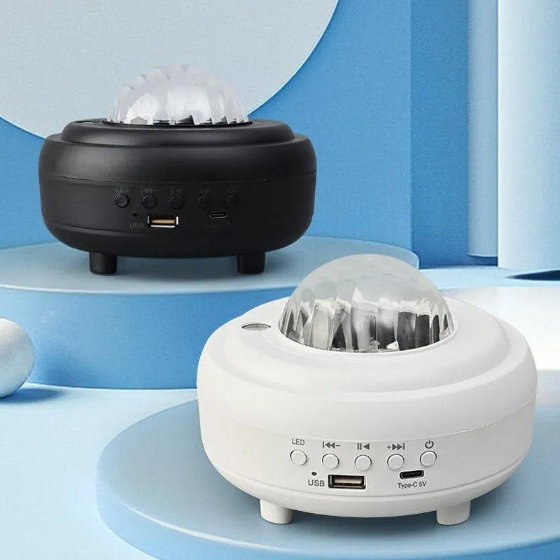 "Auroraprojektor med galakselys i rommet, elegant svart-hvitt design, Bluetooth-høyttaler for dynamisk lysopplevelse."