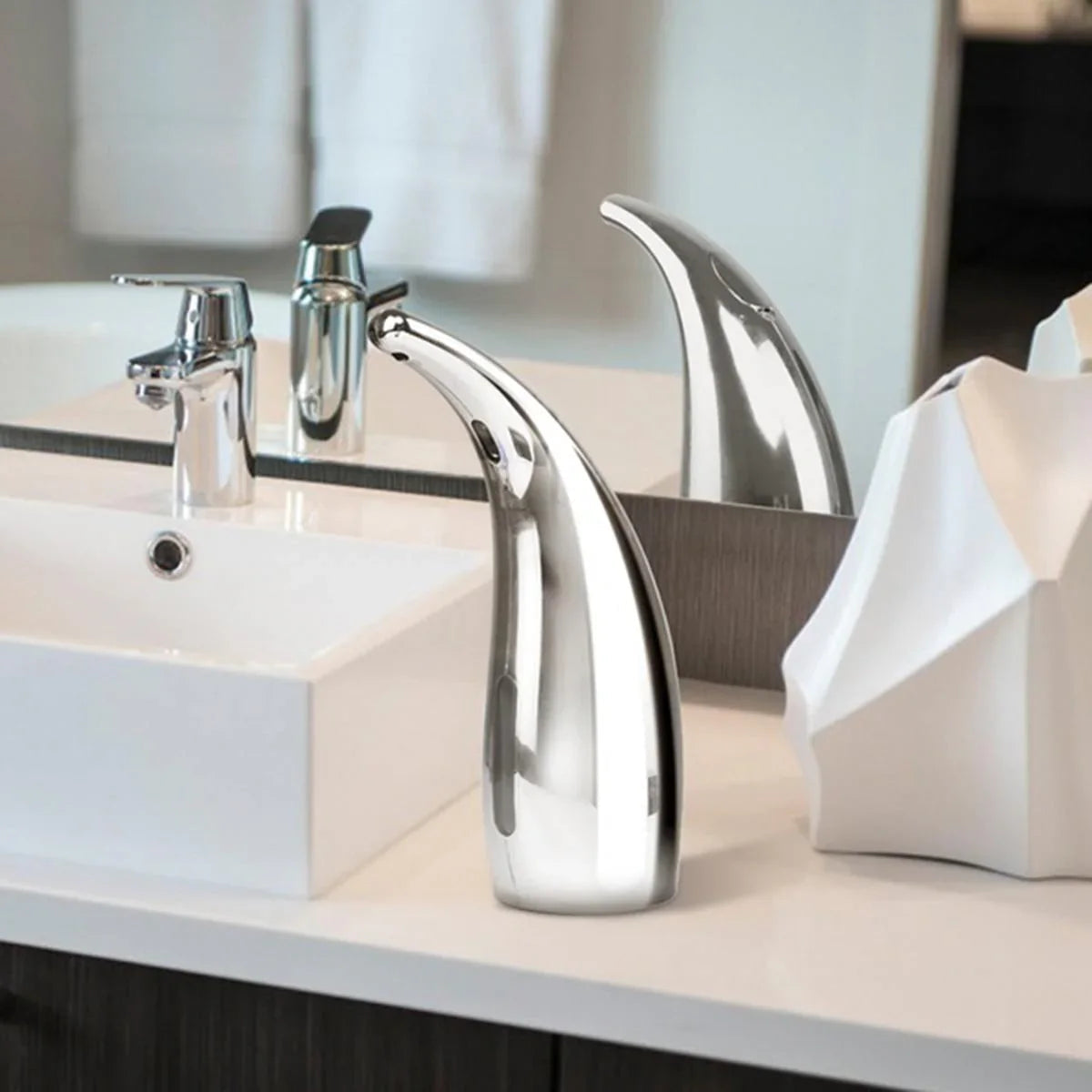 Praktisk berøringsfri såpedispenser med sensor. Essensiell for hygienisk håndvask hjemme.