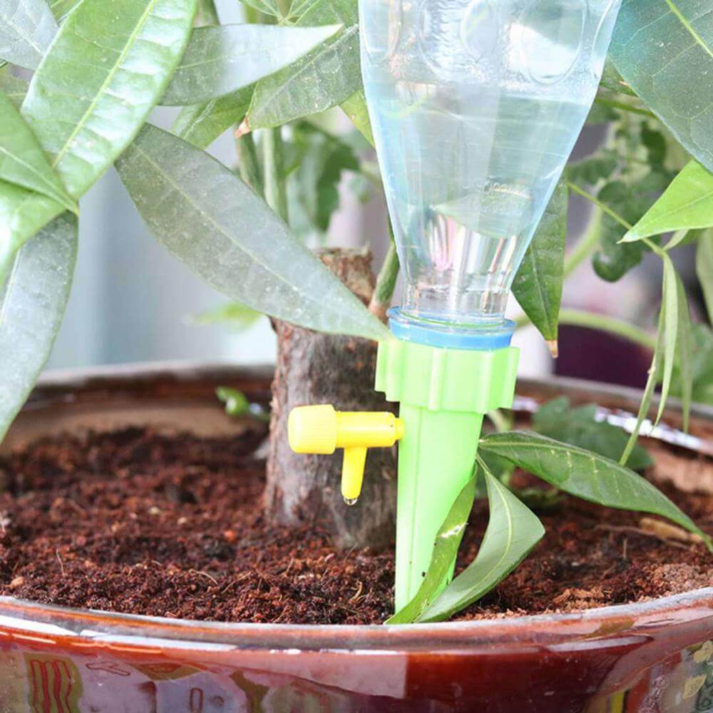 "Automatisk dryppvanning for planter, med justerbar ventil, enkel installasjon og passer vanlige plastflasker."