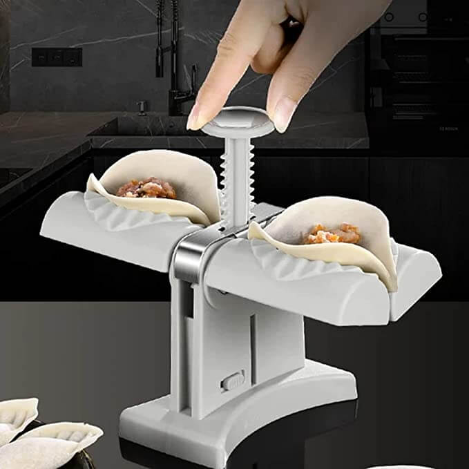 Hender bruker den automatiske dumplingformeren til å lage ferske, jevne dumplings for en effektiv middag.