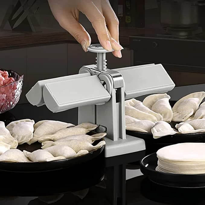Kjøkkenredskap: Automatisk dumplingformer klar med deig og fyll for enkel forming av mange dumplings.