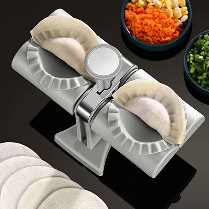 Hvit, automatisk dumplingformer på kjøkkenbenk, designet for effektiv og rask produksjon av dumplings.