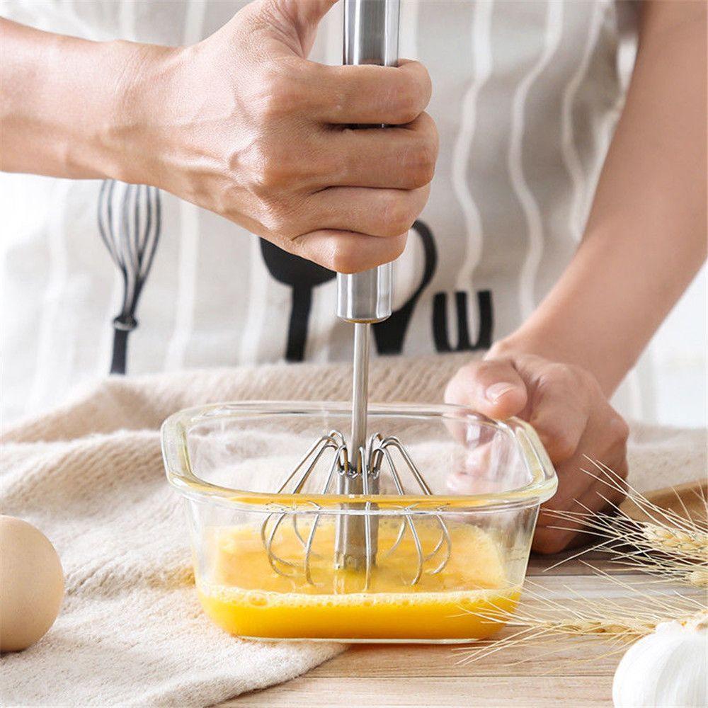 "Automatisk eggvisp i rustfritt stål, viser effektiv håndbruk; ideell til kjøkkenoppgaver som kakedeig og sauser."