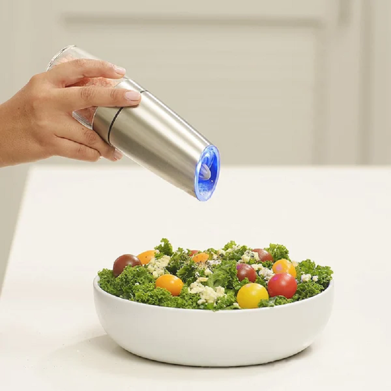 "Automatisk elektrisk salt- og pepperkvern, slank design, rustfritt stål og keramisk blad for enkelt krydderbruk."