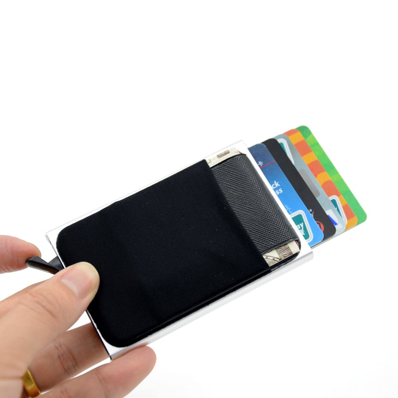 Detaljert bilde av den automatiske RFID kortholderen som viser tekstur og kvalitetsmateriale.