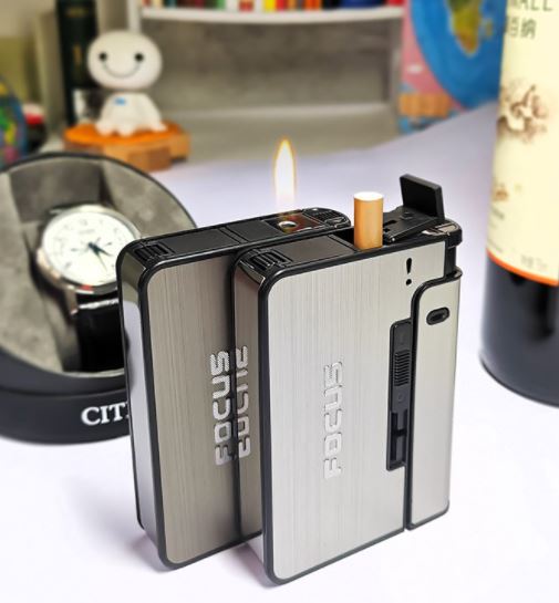 Nærbilde av automatisk sigarettetui, fokus på lightermekanismen og metallfinish, solid etui