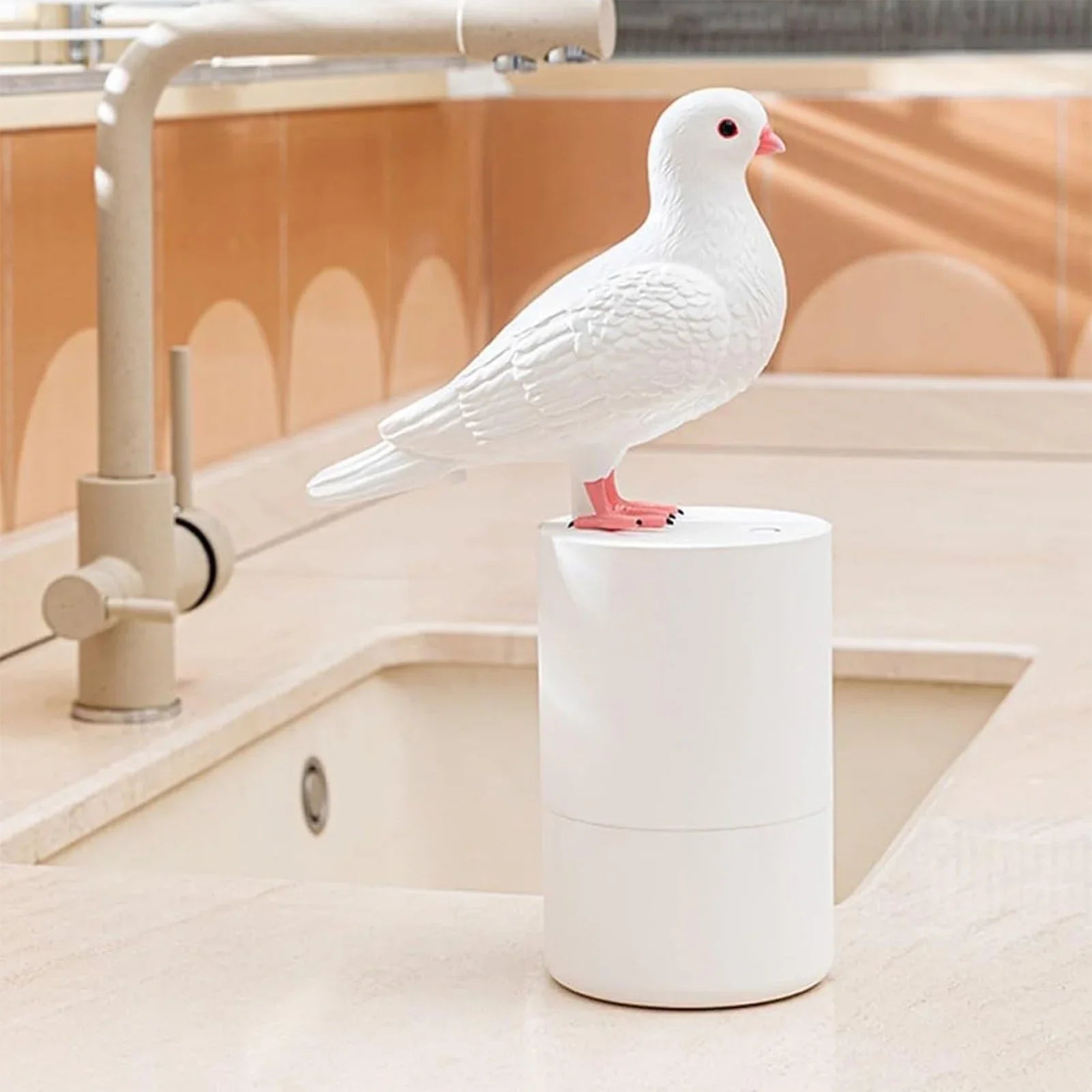 Elegant, moderne automatisk såpedispenser med sensor. Skummer såpe for enkel og berøringsfri håndvask.
