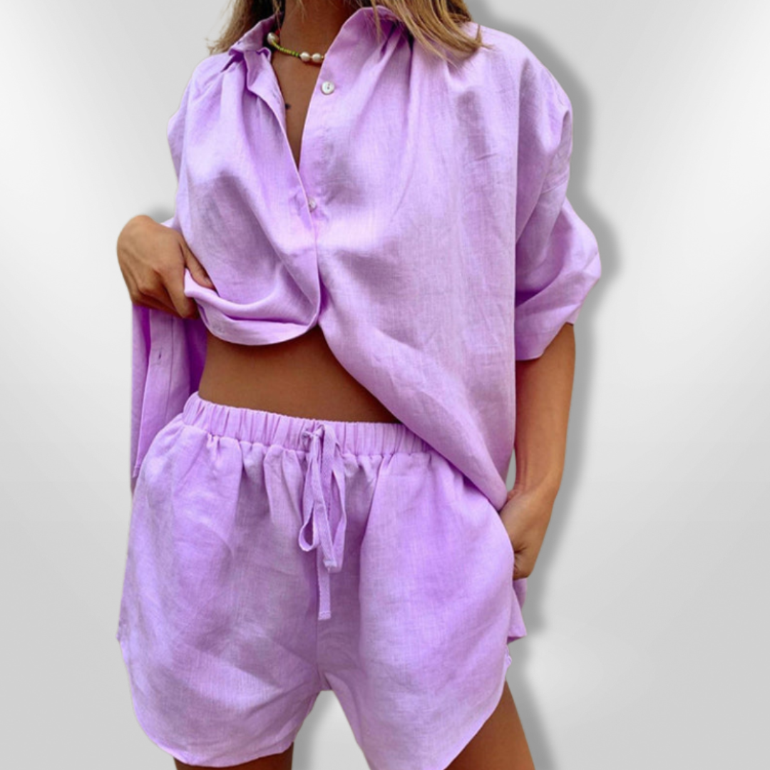 Modell iført trendy damesett: oversized skjorte & justerbare shorts, ideelt for en moderne sommerstil.
