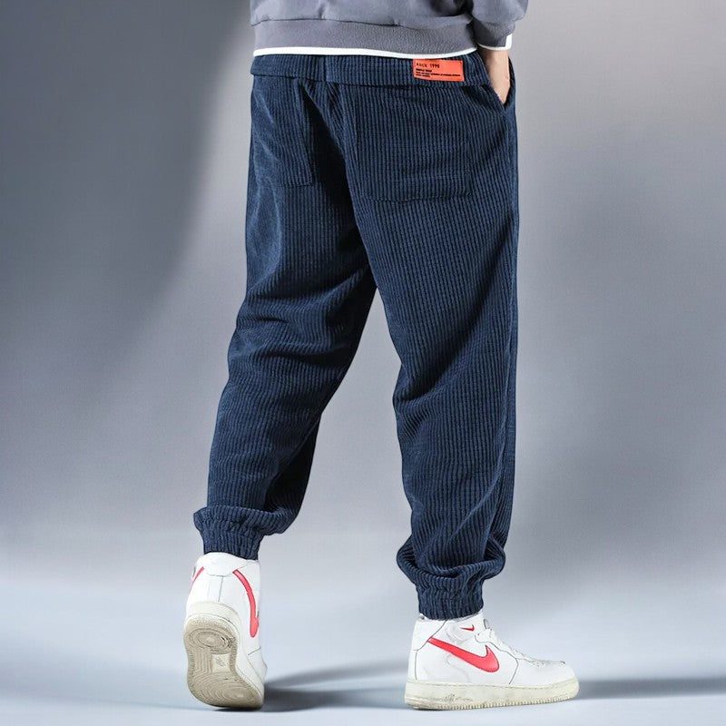 Blå herre sweatpants med komfortabel passform. Perfekt som fritidsbukse eller avslappet hverdagsbukse.