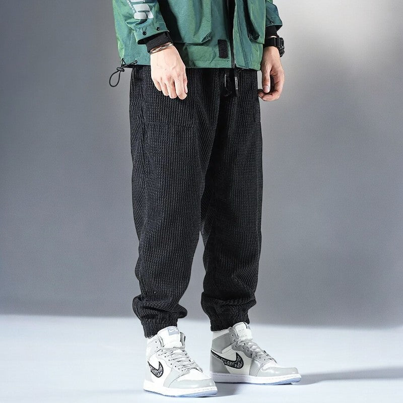 Svarte herre sweatpants med praktiske lommer. Komfortabel hverdagsbukse for avslappet stil og aktiv fritid.