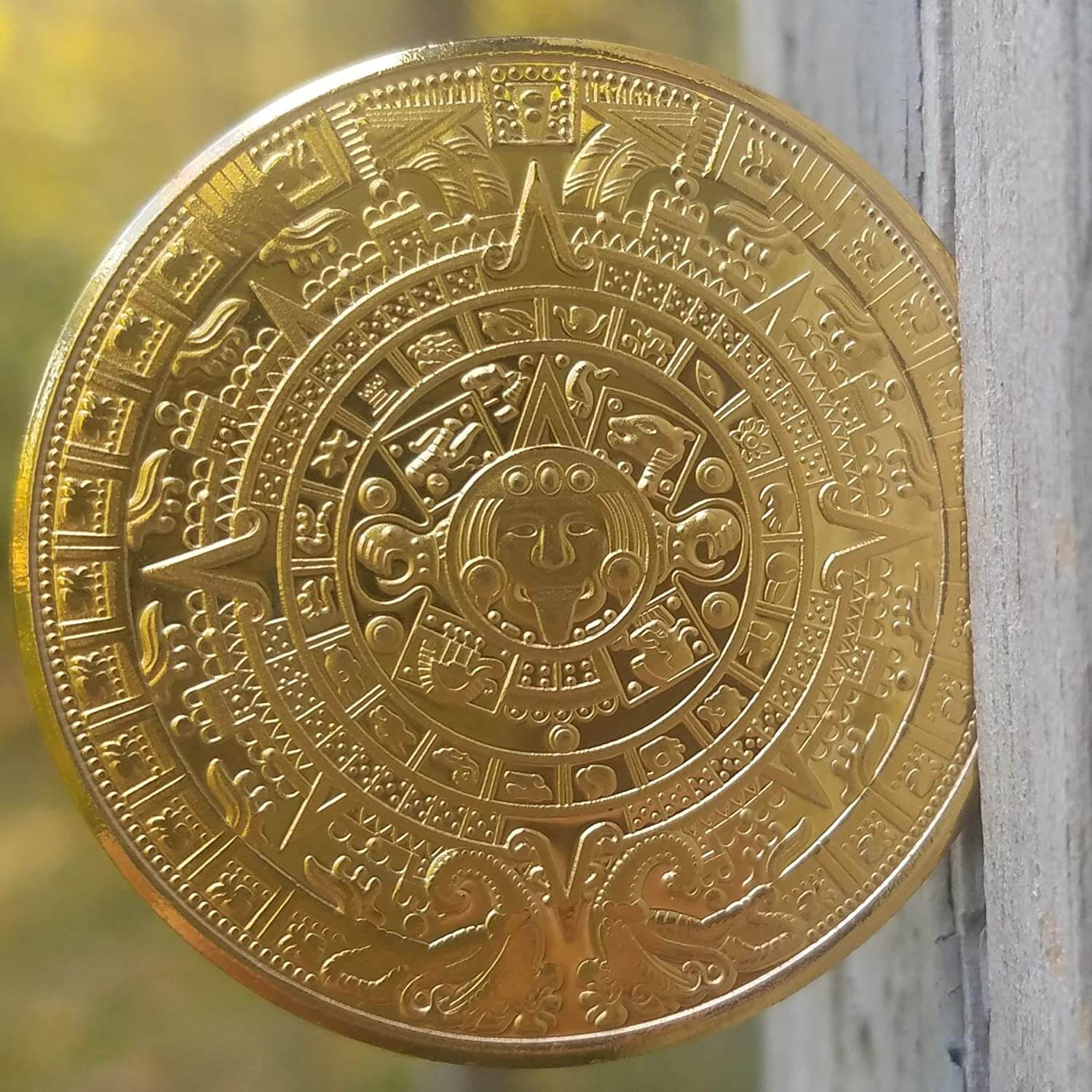Metallisk Aztekisk Kalendermedalje, detaljert dekorasjon for historieinteresserte.