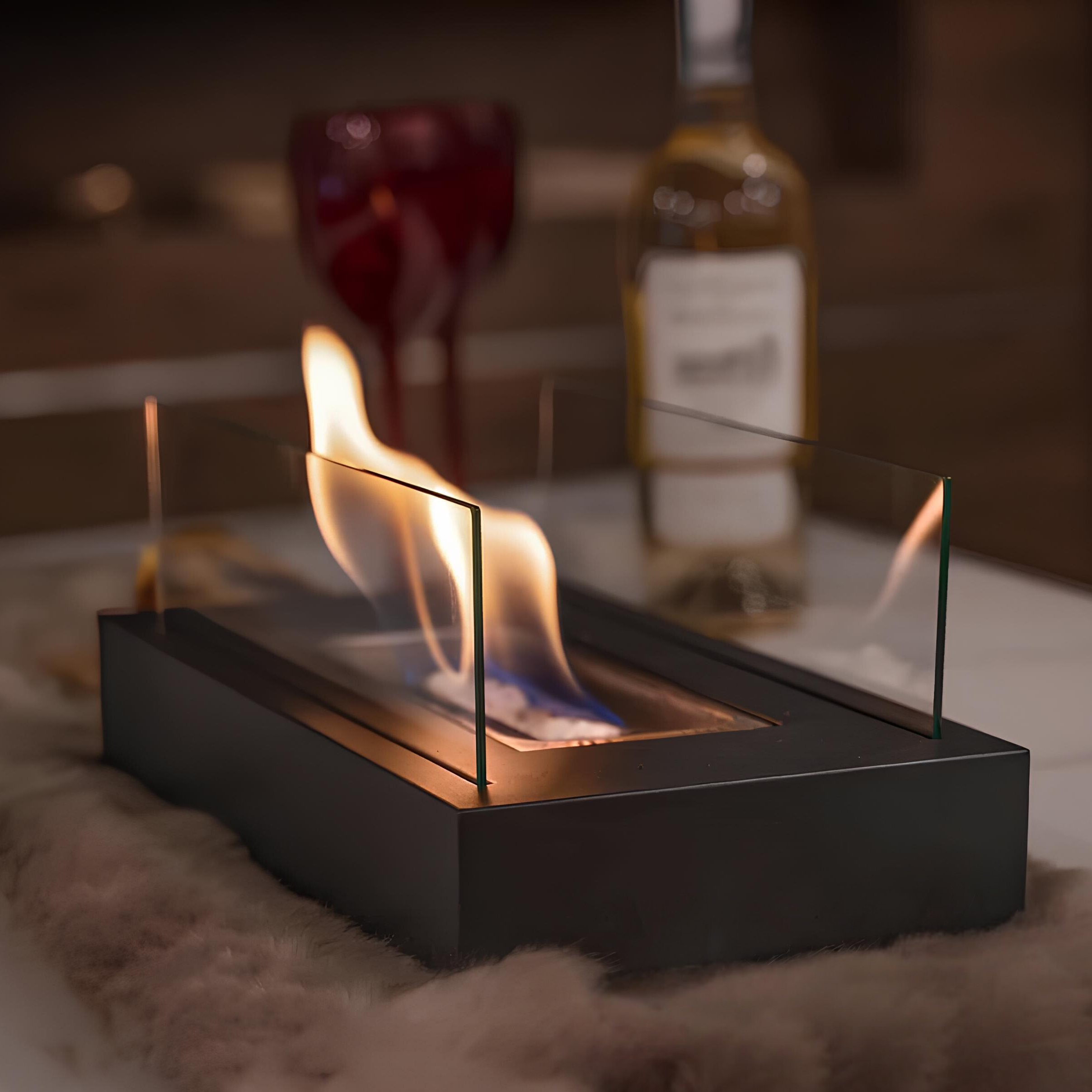Minimalistisk bioetanol bordpeis med dansende flamme, skaper varm og moderne atmosfære.