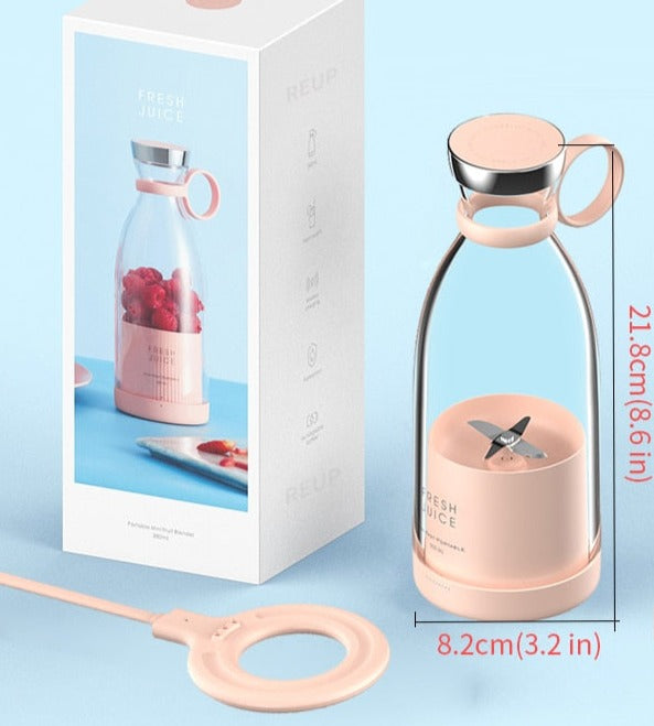 Mini smoothie maker i kjøkkenmiljø, viser brukervennlighet for raske og friske måltider.