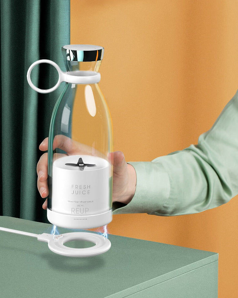 Slank og moderne smoothie blender, et must for alle som elsker sunne drikker on-the-go.