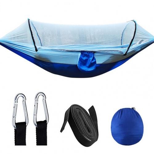 Kompakt pakket bærbar hengekøye med myggnett, klar for reise, camping og en tur i naturen.