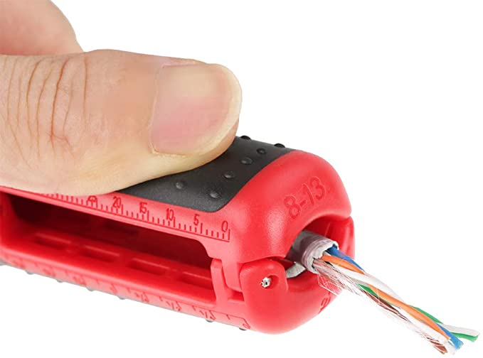 DIY-entusiast bruker bærbar kabelavisolerer for trygg og nøyaktig avisolering under hjemmereparasjon. Uunnværlig.