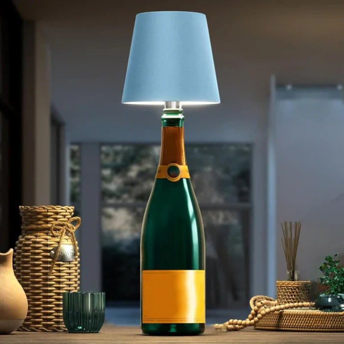 Moderne, trådløs og oppladbar LED-lampe med berøringsdimmer, perfekt som stemningslys.