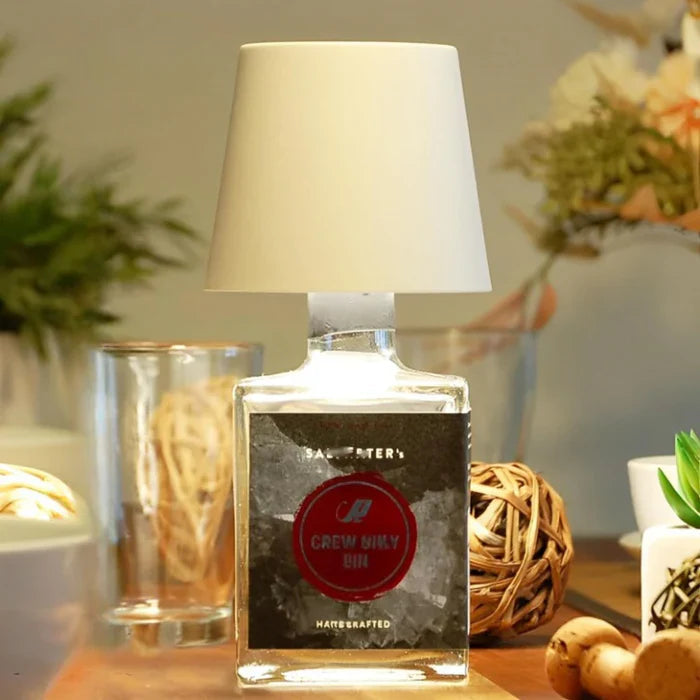 Elegant og moderne LED-lampe med trådløs design og berøringsdimmer for stemningsfull belysning.