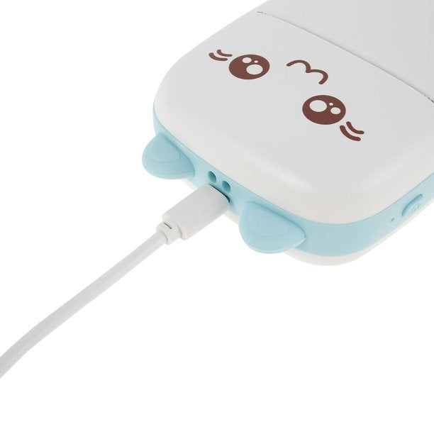 Nærbilde av en lommeskriver som lader med USB-kabel, klar for trådløs utskrift.