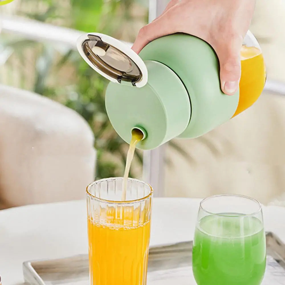 Rosa bærbar mini blender for sunne juicer og smoothies. Praktisk design til kjøkken, reise og trening.