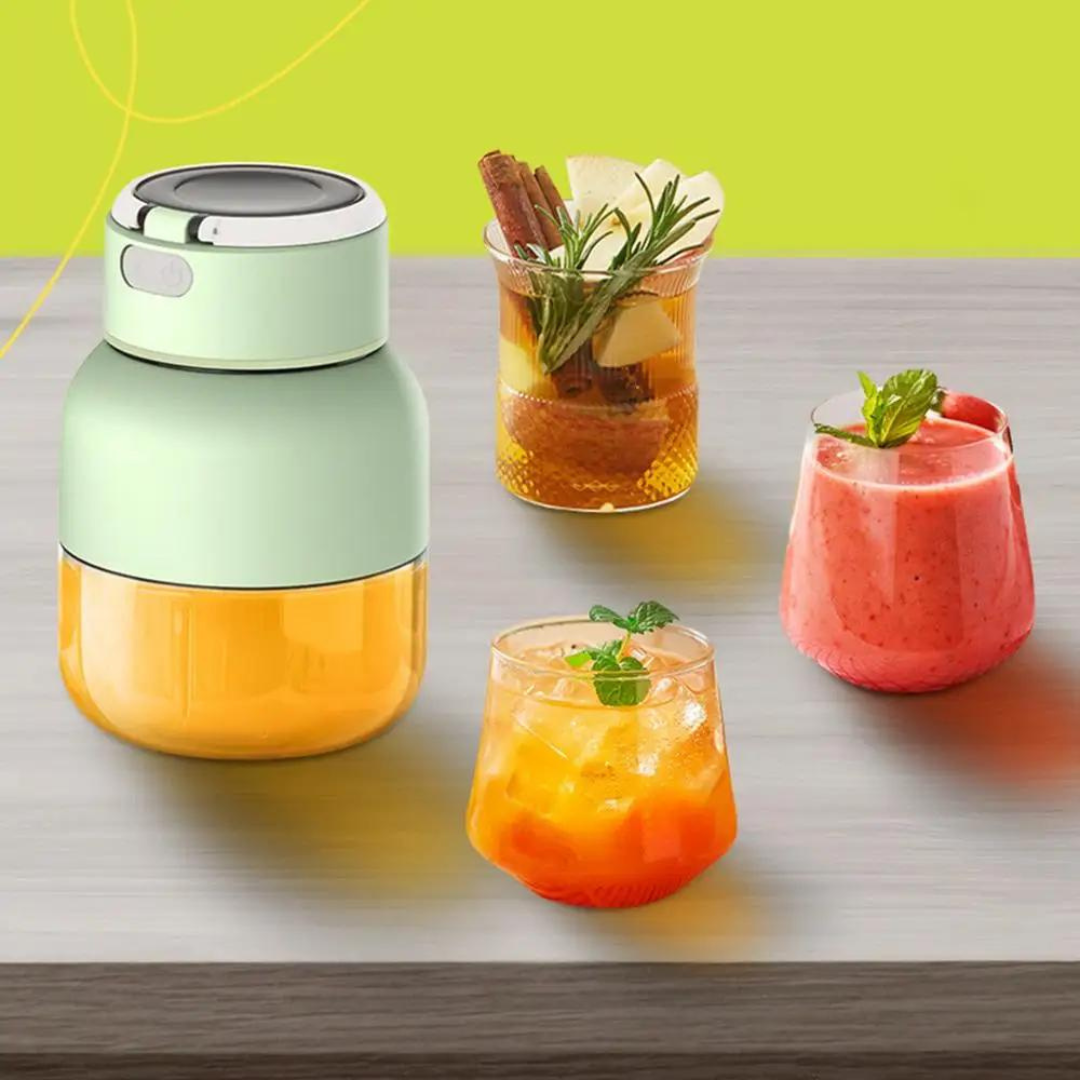 Grønn mobil blender, perfekt for friske smoothies. Enkel å ta med på reise eller trening for sunn mat.