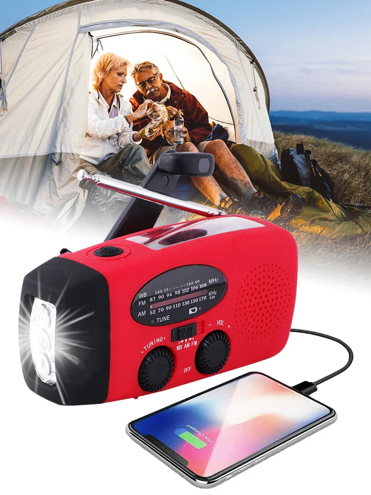 Robust nødradio med dobbel strøm: håndsveiv og solcelle. Inkluderer powerbank og kraftig LED-lommelykt for sikker beredskap.