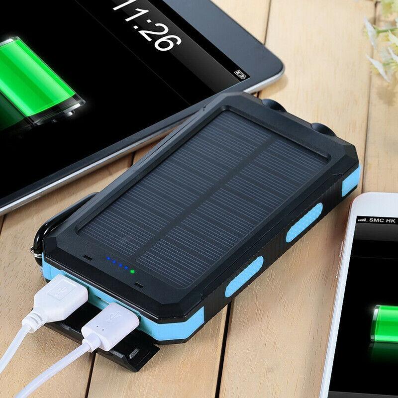 Kompakt solcellelader med dobbelt USB-grensesnitt og kraftig LED-lommelykt for nødlading utendørs.
