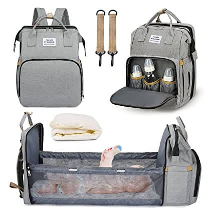 Detaljbilde av de ulike oppbevaringslommene for babyutstyr i reisevesken, for enkel organisering av foreldre.