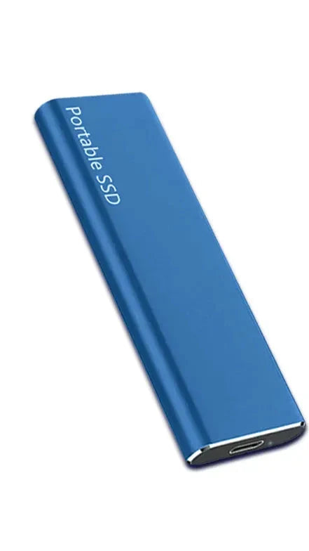 Bærbar USB-C ekstern harddisk ved siden av en laptop for å vise kompakt størrelse, hurtig datakopi.