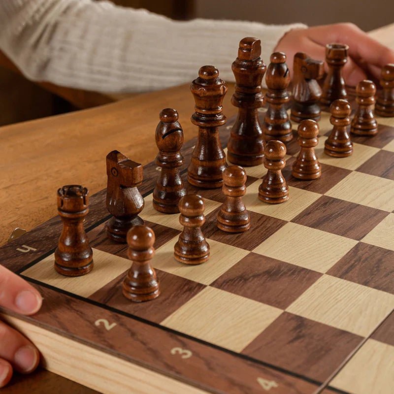 Kompakt magnetisk sjakkbrett for reise. Tre sjakksett med solide brikker, et flott strategispill og gaveidé.