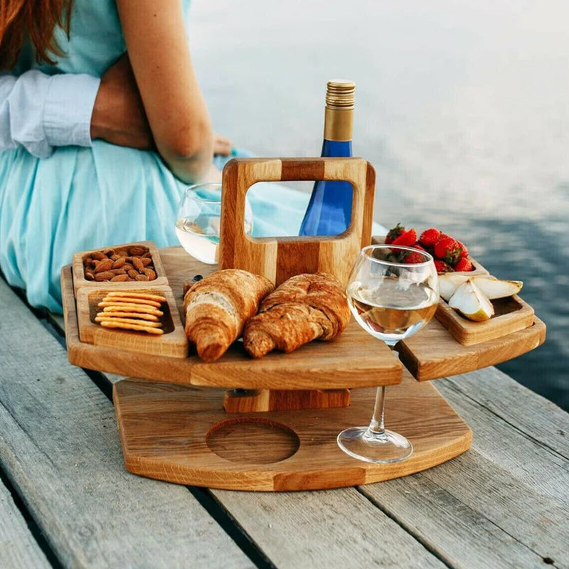 Sammenleggbart vinbord i tre, perfekt for utendørs servering. Bærbart piknikbord for hyggelige stunder ute.