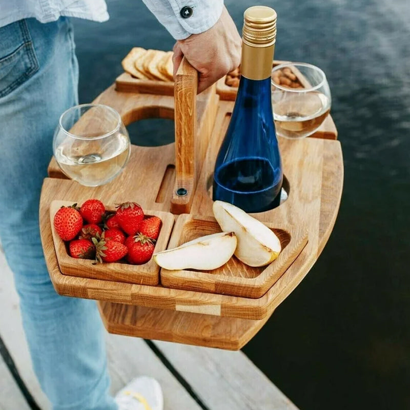 Sammenleggbart piknikbord i tre. Praktisk bærbart bord for camping, hagemøbler eller utendørs servering.