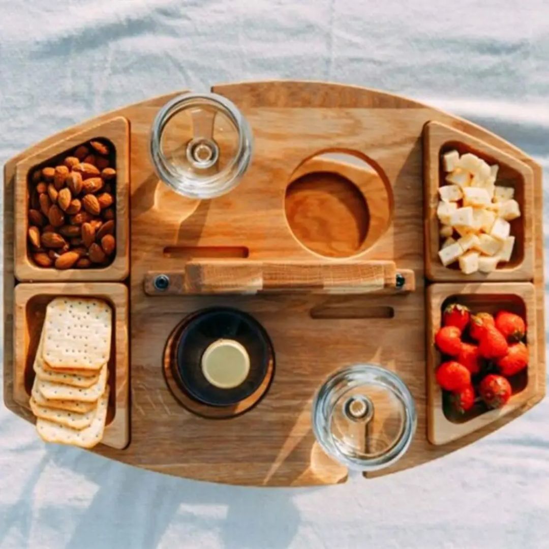 Robust bærbart campingbord i tre, ideelt som vinbord med holder for glass og snacks, for utemøbler.